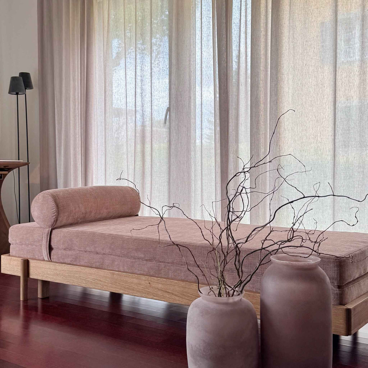 ÉLANDE Daybed in solid oak with Mare 10 fabric, displayed in the ÉTAUDORÉ showroom