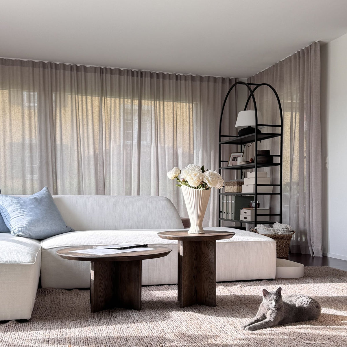 ETAUDORE Living Room with the Saane white sofa, Otemma coffee tables and Arkada 03 Bookcase