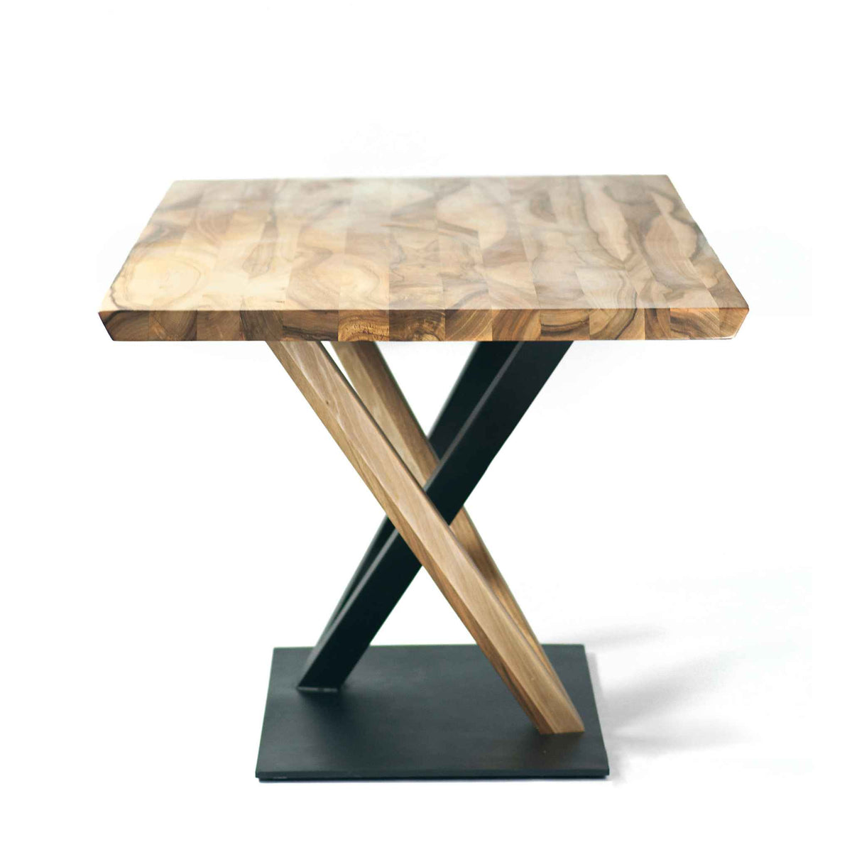 ÉTUADORÉ Julier dining table in solid oak wood and powder coated steel - front view