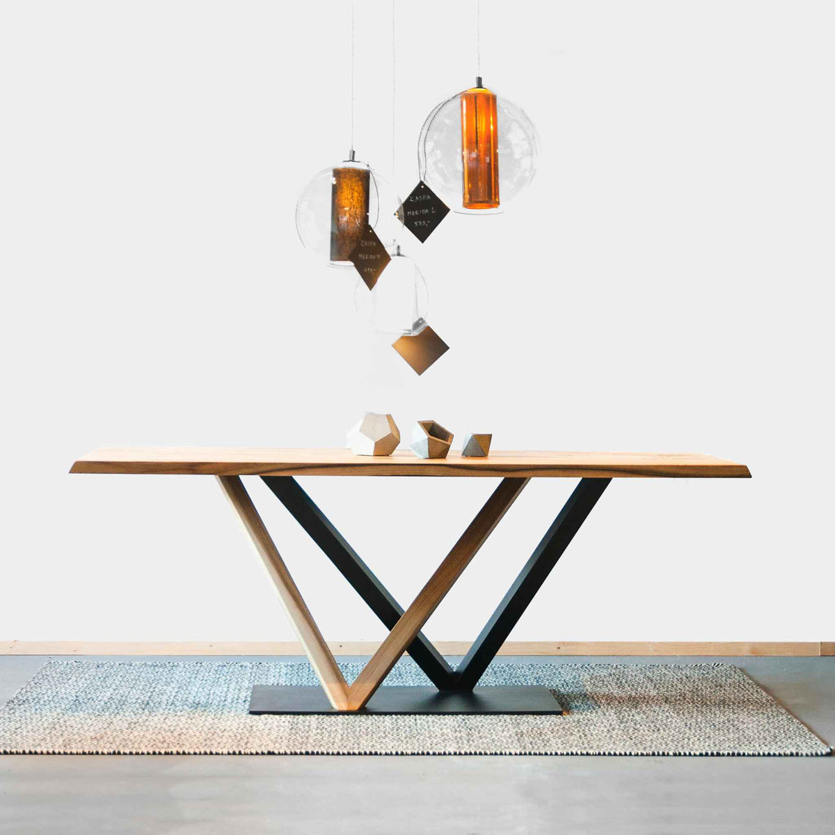 Interior arrangement with the ÉTUADORÉ Julier dining table in solid oak wood and powder coated steel