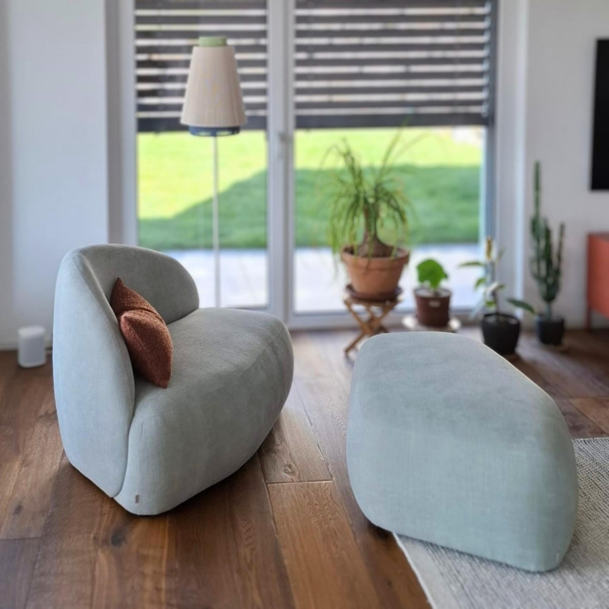 ÉTAUDORÉ Organic Sofa M and Organic Pouf M in Mare 24 fabric in a customer’s home, showcasing soft sculptural seating, light turquoise upholstery, and modern living room styling